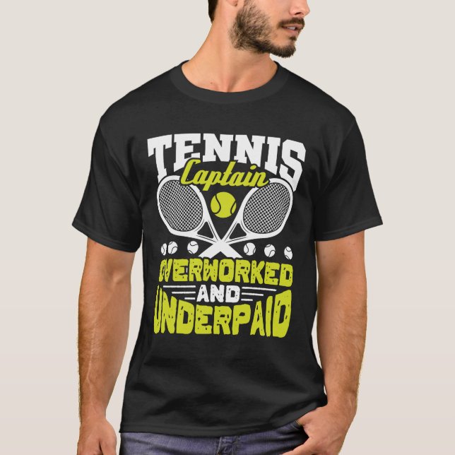 Tennis Captain Überarbeitet und unterbezahlt T-Shirt (Vorderseite)