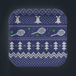 Tennis Christmas Sweater geklatschtes Muster Skand Pappteller<br><div class="desc">Warme und gemütliche Wintertage und Nächte Illustration Design,  mit klassisch gewirktem,  lustig hässlichem Weihnachtspulli mit Tennisschlägern und grünen Tennisbällen,  Steinglocken,  Tannenbäumen und Schneeflocken. Minimalistisches Xmas Sweater Muster festliche Design in hellblau und weiß für Tennisspieler. Tennis Weihnachtsmusterpulli Tennis Xmas Design. Skandi Tennis Weihnachtsgeschenke Weihnachten. Nordisches Tennis-Weihnachtsmuster. Tennis Weihnachtsgeschenke</div>