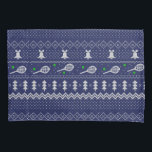 Tennis Christmas Sweater Gezwirntes Muster Blau Kissenbezug<br><div class="desc">Warme und gemütliche Wintertage und Nächte Illustration Design,  mit klassisch gewirktem,  lustig hässlichem Weihnachtspulli mit Tennisschlägern und grünen Tennisbällen,  Steinglocken,  Tannenbäumen und Schneeflocken. Minimalistisches Xmas Sweater Muster festliche Design in hellblau und weiß für Tennisspieler. Tennis Weihnachtsmusterpulli Tennis Xmas Design. Skandi Tennis Weihnachtsgeschenke Weihnachten. Nordisches Tennis-Weihnachtsmuster. Tennis Weihnachtsgeschenke</div>