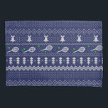 Tennis Christmas Sweater Gezwirntes Muster Blau Kissenbezug<br><div class="desc">Warme und gemütliche Wintertage und Nächte Illustration Design,  mit klassisch gewirktem,  lustig hässlichem Weihnachtspulli mit Tennisschlägern und grünen Tennisbällen,  Steinglocken,  Tannenbäumen und Schneeflocken. Minimalistisches Xmas Sweater Muster festliche Design in hellblau und weiß für Tennisspieler. Tennis Weihnachtsmusterpulli Tennis Xmas Design. Skandi Tennis Weihnachtsgeschenke Weihnachten. Nordisches Tennis-Weihnachtsmuster. Tennis Weihnachtsgeschenke</div>