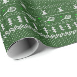 Tennis Christmas Sweater Gezwirntes Muster Grün Geschenkpapier<br><div class="desc">Warme und gemütliche Wintertage und Nächte Illustration Design,  mit klassisch gewirktem,  lustig hässlichem Weihnachtspulli mit Tennisschlägern und grünen Tennisbällen,  Steinglocken,  Tannenbäumen und Schneeflocken. Minimalistisches Xmas Sweater Muster festliche Design in hellblau und weiß für Tennisspieler. Tennis Weihnachtsmusterpulli Tennis Xmas Design. Skandi Tennis Weihnachtsgeschenke Weihnachten. Nordisches Tennis-Weihnachtsmuster. Tennis Weihnachtsgeschenke</div>