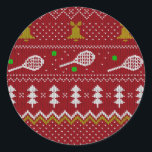 Tennis Christmas Sweater Gezwirntes Muster Red Xma Runder Aufkleber<br><div class="desc">Warme und gemütliche Wintertage und Nächte Illustration Design,  mit klassisch gewirktem,  lustig hässlichem Weihnachtspulli mit Tennisschlägern und grünen Tennisbällen,  Steinglocken,  Tannenbäumen und Schneeflocken. Minimalistisches Xmas Sweater Muster festliche Design in hellblau und weiß für Tennisspieler. Tennis Weihnachtsmusterpulli Tennis Xmas Design. Skandi Tennis Weihnachtsgeschenke Weihnachten. Nordisches Tennis-Weihnachtsmuster. Tennis Weihnachtsgeschenke</div>