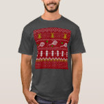 Tennis Christmas Sweater Gezwirntes Muster Red Xma T-Shirt<br><div class="desc">Warme und gemütliche Wintertage und Nächte Illustration Design,  mit klassisch gewirktem,  lustig hässlichem Weihnachtspulli mit Tennisschlägern und grünen Tennisbällen,  Steinglocken,  Tannenbäumen und Schneeflocken. Minimalistisches Xmas Sweater Muster festliche Design in hellblau und weiß für Tennisspieler. Tennis Weihnachtsmusterpulli Tennis Xmas Design. Skandi Tennis Weihnachtsgeschenke Weihnachten. Nordisches Tennis-Weihnachtsmuster. Tennis Weihnachtsgeschenke</div>