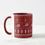 Tennis Christmas Sweater Gezwirntes Muster Red Xma Tasse<br><div class="desc">Warme und gemütliche Wintertage und Nächte Illustration Design,  mit klassisch gewirktem,  lustig hässlichem Weihnachtspulli mit Tennisschlägern und grünen Tennisbällen,  Steinglocken,  Tannenbäumen und Schneeflocken. Minimalistisches Xmas Sweater Muster festliche Design in hellblau und weiß für Tennisspieler. Tennis Weihnachtsmusterpulli Tennis Xmas Design. Skandi Tennis Weihnachtsgeschenke Weihnachten. Nordisches Tennis-Weihnachtsmuster. Tennis Weihnachtsgeschenke</div>