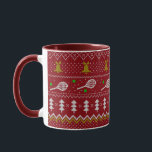 Tennis Christmas Sweater Gezwirntes Muster Red Xma Tasse<br><div class="desc">Warme und gemütliche Wintertage und Nächte Illustration Design,  mit klassisch gewirktem,  lustig hässlichem Weihnachtspulli mit Tennisschlägern und grünen Tennisbällen,  Steinglocken,  Tannenbäumen und Schneeflocken. Minimalistisches Xmas Sweater Muster festliche Design in hellblau und weiß für Tennisspieler. Tennis Weihnachtsmusterpulli Tennis Xmas Design. Skandi Tennis Weihnachtsgeschenke Weihnachten. Nordisches Tennis-Weihnachtsmuster. Tennis Weihnachtsgeschenke</div>