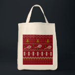 Tennis Christmas Sweater Gezwirntes Muster Red Xma Tragetasche<br><div class="desc">Warme und gemütliche Wintertage und Nächte Illustration Design,  mit klassisch gewirktem,  lustig hässlichem Weihnachtspulli mit Tennisschlägern und grünen Tennisbällen,  Steinglocken,  Tannenbäumen und Schneeflocken. Minimalistisches Xmas Sweater Muster festliche Design in hellblau und weiß für Tennisspieler. Tennis Weihnachtsmusterpulli Tennis Xmas Design. Skandi Tennis Weihnachtsgeschenke Weihnachten. Nordisches Tennis-Weihnachtsmuster. Tennis Weihnachtsgeschenke</div>