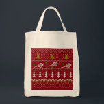 Tennis Christmas Sweater Gezwirntes Muster Red Xma Tragetasche<br><div class="desc">Warme und gemütliche Wintertage und Nächte Illustration Design,  mit klassisch gewirktem,  lustig hässlichem Weihnachtspulli mit Tennisschlägern und grünen Tennisbällen,  Steinglocken,  Tannenbäumen und Schneeflocken. Minimalistisches Xmas Sweater Muster festliche Design in hellblau und weiß für Tennisspieler. Tennis Weihnachtsmusterpulli Tennis Xmas Design. Skandi Tennis Weihnachtsgeschenke Weihnachten. Nordisches Tennis-Weihnachtsmuster. Tennis Weihnachtsgeschenke</div>
