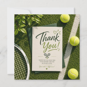Tennis Dankeskarten-Schläger und Ball auf dem Spie Dankeskarte