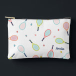 Tennis Geschenk Personalisierter Name Rosa Blau Cu Zubehörtasche<br><div class="desc">Diese Tennistasche kann mit dem Namen Ihrer Wahl personalisiert werden. Mit einem illustrierten Tennisdesign,  in Grüntönen,  Rosa und Blues bedruckt,  ist diese einzigartige Tasche ein wunderbares Geschenk für den Tennisspieler in Ihrem Leben.</div>