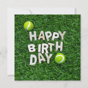 Tennis Glücklich Geburtstag mit Tennisball auf Grü Karte