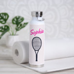 Tennis Individuelle Name Hot Pink Black Trinkflasche<br><div class="desc">Gönnen Sie Ihrem Tennisspieler oder Ihrer Tennisfans diese lebendige Wasserflasche mit einem schwarzen Tennisschläger und individuelle Name in einem Retro-Schriftart in Rosa. Wunderbar als Geschenk für Muttertag,  Geburtstage und mehr. Text ist anpassbar. Teil einer Sammlung von Parcel Studios.</div>