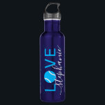 Tennis Liebe Personalisiert Bright Cyan Blue Edelstahlflasche<br><div class="desc">Blau und hell Cyan personalisierte Edelstahlflasche mit dem Namen "LIEBE" Monogramm verwendet einen eleganten und niedlichen kalligraphischen Script-Schriftart und hat einen subtilen Netzmuster-Hintergrund für einen einzigartigen monochromen Pop-Kunstdesign-Effekt mit einem Tennisball als "O" in der Liebe.</div>