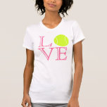 Tennis-Liebe-T - Shirt<br><div class="desc">Dieser "Tennis-Liebe" T - Shirt ist sicher, etwas Punkte mit Tennisspielern zu zählen. (Das genannt wird, "Ironie, " Kinder.) Der Shirt-Zauber heraus das Wort, "LIEBE" im Rosa, öffnet gegenübergestellte Beschriftung, bei der Anwendung eines Tennisballs für das "O". Der Entwurf arbeitet an vielen Niveaus, so gerade wählt Ihren Liebling aus und...</div>