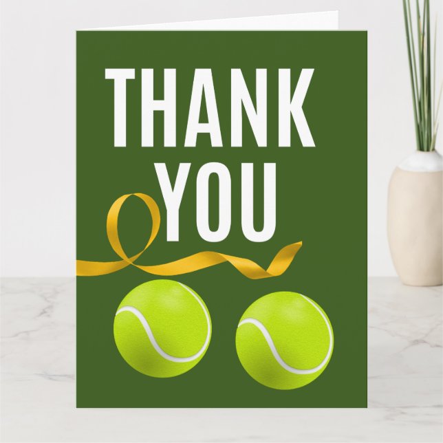 Tennis mit Schläger und Kugeln auf grünem Gras Dan Dankeskarte (Vorderseite)