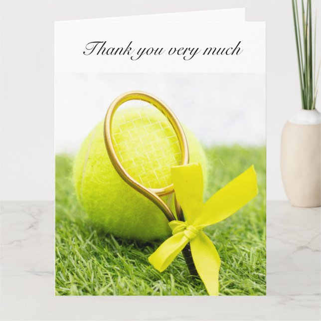 Tennis mit Schlägern und Kugeln auf grünem Gras Dankeskarte (Vorderseite)