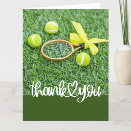 Tennis mit Schlägern und Kugeln auf grünem Gras Dankeskarte