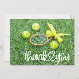 Tennis mit Schlägern und Kugeln auf grünem Gras Dankeskarte