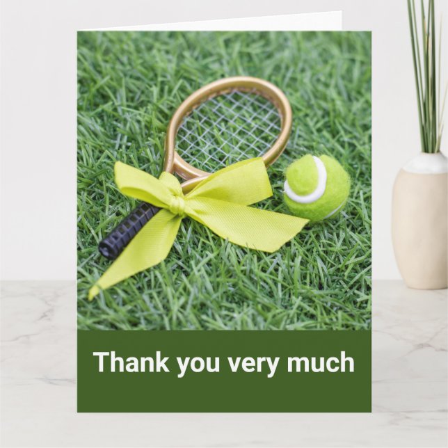 Tennis mit Schlägern und Kugeln auf grünem Gras Dankeskarte (Vorderseite)