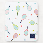 Tennis Pattern Sport Thema Personalisiert Monogram Mousepad<br><div class="desc">Dieses lustige,  lebendige Mousepad mit Tennisschläger und Ball-Mustern in Blues,  Grüntöne,  Korallen und Pinks ist perfekt für den Tennisspieler,  Trainer oder Fan in Ihrem Leben.</div>