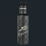 Tennis Personalisiert Eleganter Skriptname Edelstahlflasche<br><div class="desc">Schwarz-Weiß personalisierte Edelstahlflasche mit einem Tennisschläger-Monogramm in einem eleganten und niedlichen Kalligraphie-Script-Schriftart mit einem subtilen Netzmuster-Hintergrund.</div>