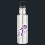 Tennis Personalisiert Name Lila Edelstahlflasche<br><div class="desc">Lila und silber Edelstahl personalisierte Edelstahlflasche mit einem Tennisschläger Monogramm in einem eleganten und niedlichen Kalligraphie-Script-Schriftart mit einem subtilen Netzmuster-Hintergrund.</div>