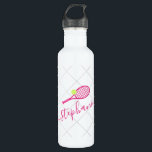 Tennis Personalisiert Name Rosa Edelstahlflasche<br><div class="desc">Rosa-weiße personalisierte Edelstahlflasche mit einem Tennisschläger-Monogramm in einem eleganten und niedlichen Kalligraphie-Script-Schriftart mit einem subtilen Netzmuster-Hintergrund.</div>