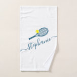 Tennis Personalisiert Name Script Monogram Blue Handtuch<br><div class="desc">Personalisiertes königsblaues Tennishandtuch mit einer einfachen niedlichen Tennisschlägergrafik und individuelle Name oder Text in einer femininen gürteligen und modernen hübschen Drehbuch Schriftart Monogramm. Alle Mädchen oder Frauen Tennisspieler würden den eleganten Look dieses modernen und minimalen nützlichen Tennisgeschenk schätzen.</div>