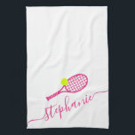 Tennis Personalisiert Pink Script Name Geschirrtuch<br><div class="desc">Personalisiert pinkfarbener Tennismonogramm-Name auf einem Küchentuch mit einer einfachen niedlichen Tennisschlägergrafik und individuelle Name oder Text in einer femininen gürteligen und modernen hübschen Drehbuch-Schriftart-Monogramm. Alle Mädchen oder Frauen Tennisspieler würden den eleganten Look dieses modernen und minimalen nützlichen Tennisgeschenk schätzen.</div>