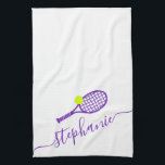 Tennis Personalisierter Lila Skriptname Geschirrtuch<br><div class="desc">Personalisierter lila Tennis-Monogramm-Name auf einem Küchentuch mit einer einfachen niedlichen Tennisschlägergrafik und individuelle Name oder Text in einer femininen gürteligen und modernen hübschen Schriftart Monogramm. Alle Mädchen oder Frauen Tennisspieler würden den eleganten Look dieses modernen und minimalen nützlichen Tennisgeschenk schätzen.</div>