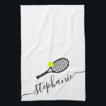 Tennis Personalisierter Skriptname Geschirrtuch<br><div class="desc">Personalisierter Tennis-Monogramm-Name auf einem Küchentuch mit einer einfachen niedlichen Tennisschlägergrafik und individuelle Name oder Text in einer femininen gürteligen und modernen hübschen Drehbuch-Schriftart-Monogramm. Alle Mädchen oder Frauen Tennisspieler würden den eleganten Look dieses modernen und minimalen nützlichen Tennisgeschenk schätzen.</div>