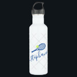 Tennis Personalisiertes Script Blue Name  Edelstahlflasche<br><div class="desc">Royal Marineblau und weiß personalisierte Edelstahlflasche mit einem Tennisschläger Monogramm in einem eleganten und niedlichen Kalligraphieskript-Schriftart mit einem subtilen Netzmuster-Hintergrund.</div>