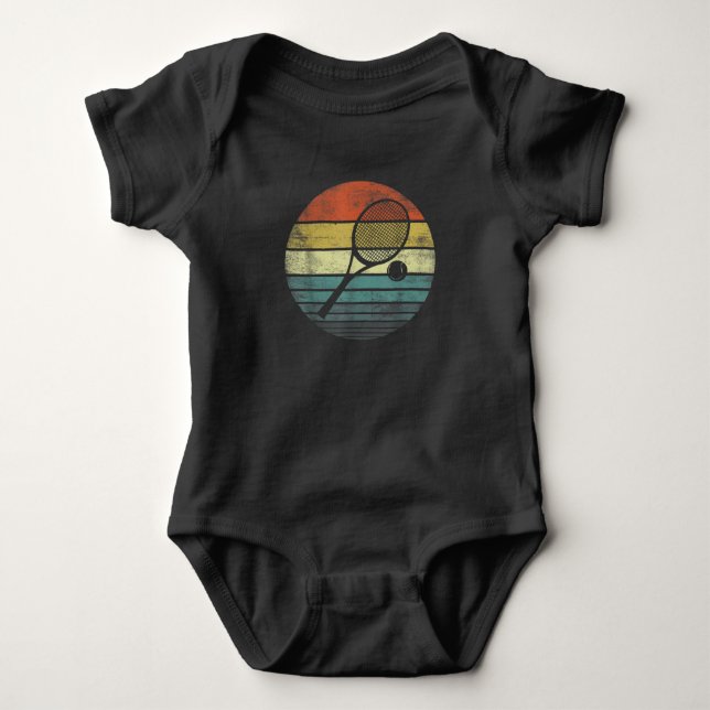 Tennis Player Retro Sonnenuntergang Racquet & Ball Baby Strampler (Vorderseite)