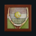 Tennis-Racket mit Ball-Lay vor Gericht Schmuckschachtel<br><div class="desc">Genießen Sie ein wenig Tennis mit dieser Szene von Ethan Harper gemalt. Ein gut gehefteter Schläger mit einer Kugel,  die in der Mitte sitzt,  will du,  ihn abzuholen,  auf deinen Platz zu gehen und ein Spiel zu spielen. Kaufen Sie Ihre Kopie dieses Drucks noch heute!</div>