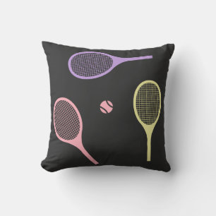 Tennis-Rackets mit Tennisball auf schwarz Kissen