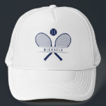 Tennis Rackets & Name Tennis Player Truckerkappe<br><div class="desc">Tennisspieler-LKW-Hut, speziell entwickelt für Tennisfans, die Liebe, den Platz im Stil zu treffen. Dieser Tennisschläger mit Vintagen Tennisschlägern, gekreuzt in klassischer Manier mit einem Tennisball, zeichnet das Wesentliche des zeitlosen Spiels aus. Personalisieren Sie Ihren Hut mit Ihrem Namen und fügen Sie Ihrer Kleidung eine Touch der Individualität hinzu. Dieser LKW...</div>