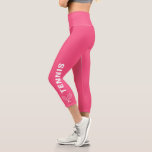 Tennis Racquet - Benutzerdefinierter Text oder Tea Capri Leggings<br><div class="desc">Stell dich auf dem Platz mit diesen super komfortablen Capri-Leggings aus gekreuzten Tennisschlägern und deinem eigenen Text (oder verlass "TENNIS" Set vor einem rosa Hintergrund. Ändern Sie einfach die Farbe, um Ihre Clubfarben oder Teamfarben anzupassen! Komfortable, hochwertige Leggings - perfekt für den Tennisspieler in Ihrem Leben.</div>