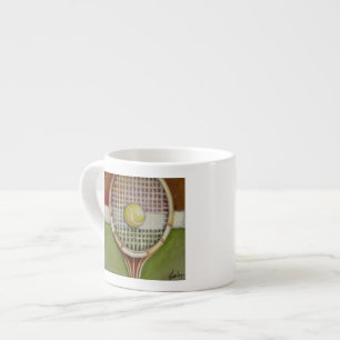 Tennis-Schläger mit dem Ball, der auf Gericht leg Espressotasse