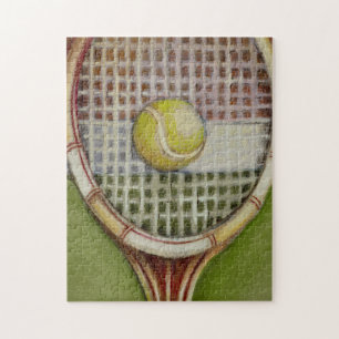 Tennis-Schläger mit dem Ball, der auf Gericht legt