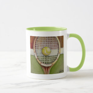 Tennis-Schläger mit dem Ball, der auf Gericht legt Tasse