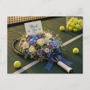 Tennis-Schläger und Blumen auf dem Spielfeld  Postkarte
