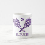 Tennis Thema Lila Mit Monogramm Name Kaffeetasse<br><div class="desc">Single-Tennisspieler und Doppel-Mannschaften werden Liebe dieses Tennis-Thema entworfen. Modernes Logo-Design mit zwei Schlägern und einem Ball. Fügen Sie Ihren Namen hinzu, um ein angepasstes Design zu erstellen. Lila Farbe. Ideal für Ihr Lieblingssennisrennen!</div>