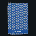 Tennis Thema Mit Monogramm Name Tennis Ball Golfhandtuch<br><div class="desc">Single-Tennisspieler und Doppel-Mannschaften werden Liebe dieses Tennis-Thema entworfen. Modernes Logo-Design mit zwei Schlägern und einem Ball. Fügen Sie Ihren Namen hinzu,  um ein angepasstes Design zu erstellen. Das perfekte Handtuch für Tennisspieler,  die hart spielen.  Wiederholtes Muster mit Blau und Weiß.</div>