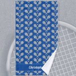 Tennis Thema Mit Monogramm Name Tennis Ball Handtuch<br><div class="desc">Single-Tennisspieler und Doppel-Mannschaften werden Liebe dieses Tennis-Thema entworfen. Modernes Logo-Design mit zwei Schlägern und einem Ball. Fügen Sie Ihren Namen hinzu,  um ein angepasstes Design zu erstellen. Das perfekte Handtuch für Tennisspieler,  die hart spielen. Wiederholtes Muster mit Blau und Weiß.</div>