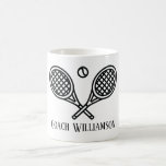 Tennis Theme Coach Mit Monogramm Name Kaffeetasse<br><div class="desc">Tennis-Themen für Ihren Lieblings-Trainer oder Assistenztrainer, Freiwillige oder Tennissportler. Modernes Logo-Design mit zwei Schlägern und einem Ball. Fügen Sie Ihren Namen hinzu, um ein angepasstes Design zu erstellen. Ideal für Tennis-Trainer und private Tennistrainer.</div>