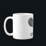 Tennis Theme Mit Monogramm Name Kaffeetasse<br><div class="desc">Single-Tennis-Spieler und Doppelmannschaften Liebe dieses Tennisthemas. Modernes Logo-Design mit zwei Schlägern und einem Ball. Fügen Sie Ihren Namen hinzu, um ein angepasstes Design zu erstellen. Auch für Trainer toll!</div>