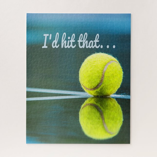 Tennisball, den ich dieses lustige Geschenk schlag (Vertikal)