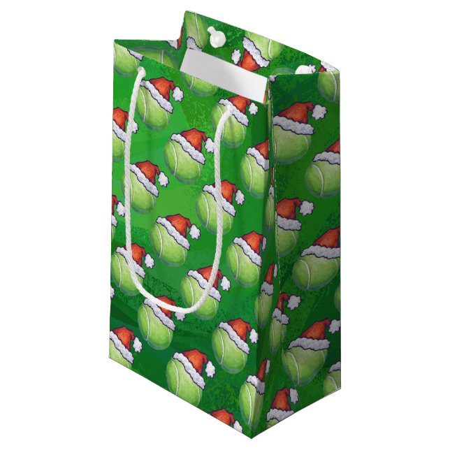 Tennisball in Weihnachtsmannmütze Kleine Geschenktüte (Vorderseite Schrägansicht)