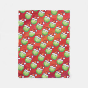Tennisball in Weihnachtsmannmütze Muster auf Rot Fleecedecke