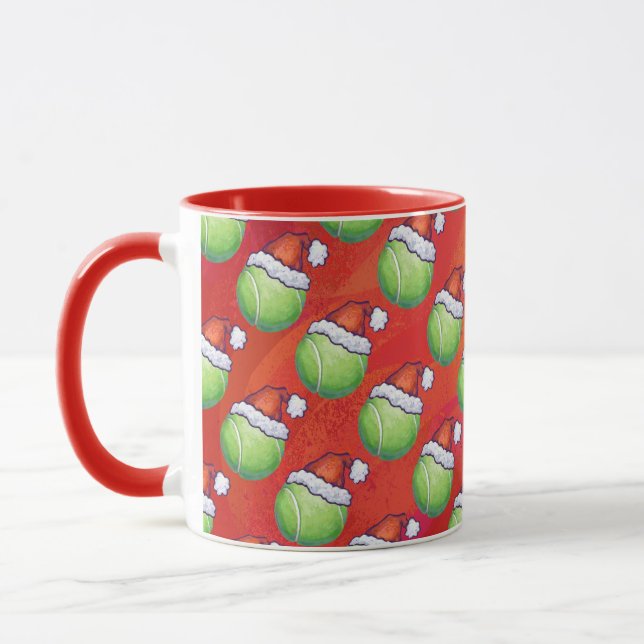 Tennisball in Weihnachtsmannmütze Muster auf Rot Tasse (Links)