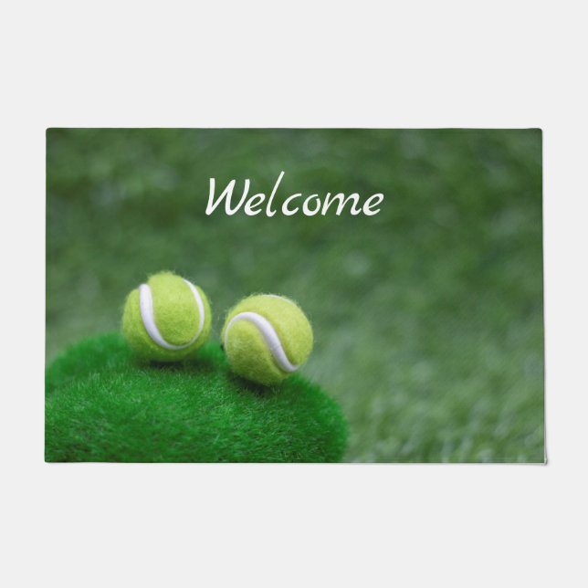 Tennisball ist auf grünem Gras Fußmatte (Vorderseite)